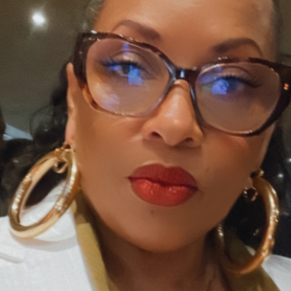 Meet your Posher, Brandy - Picture 1 of 1